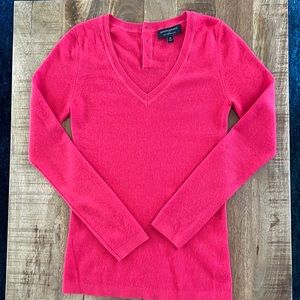 Women’s Size M Banana Republic Merino Wool V-Neck Sweater w/ Button Detail